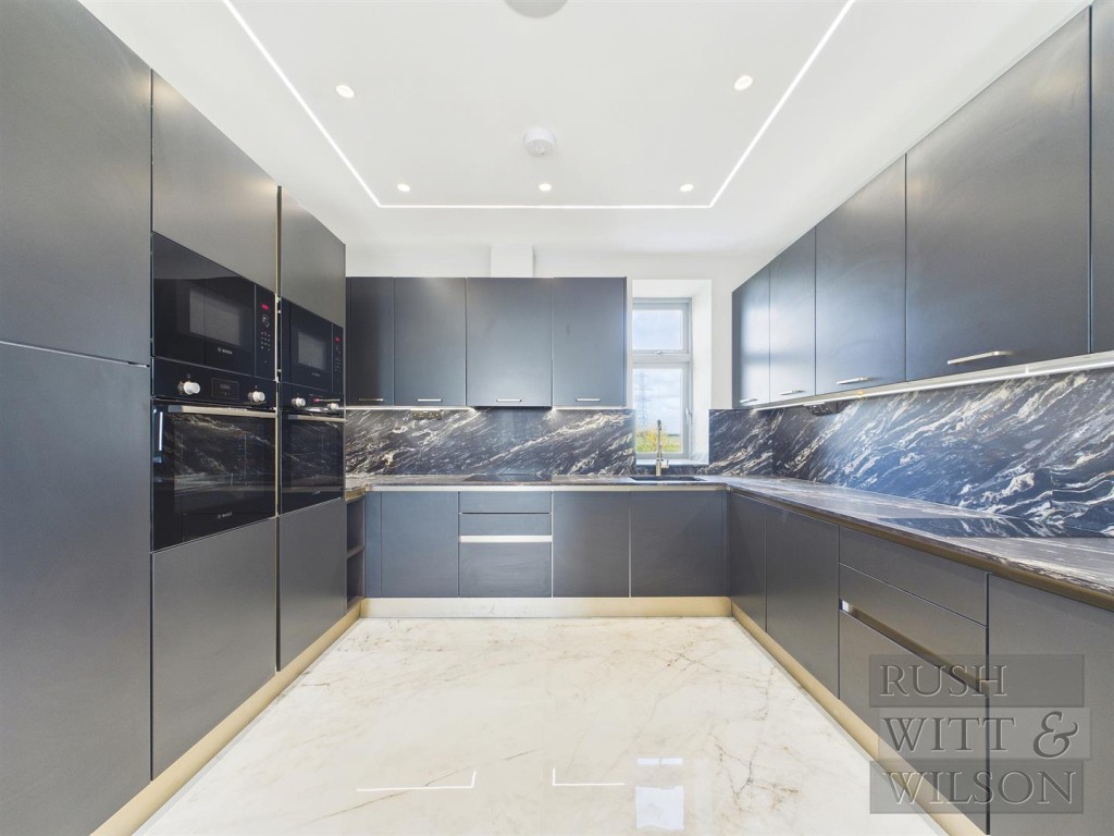 Lot: 100 - WELL PRESENTED DETACHED HOUSE - Kitchen 2